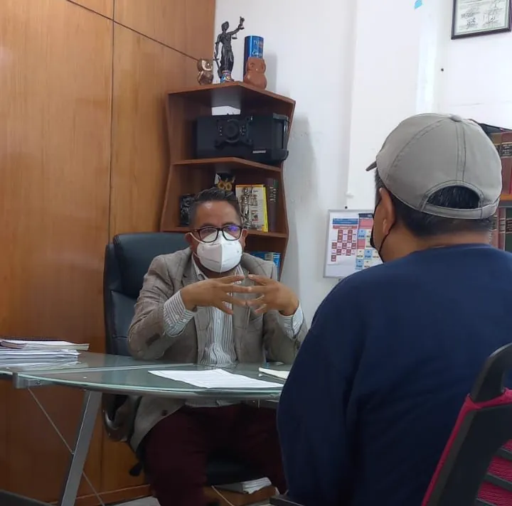 El Lic. Hugo Villar durante una consulta con un cliente