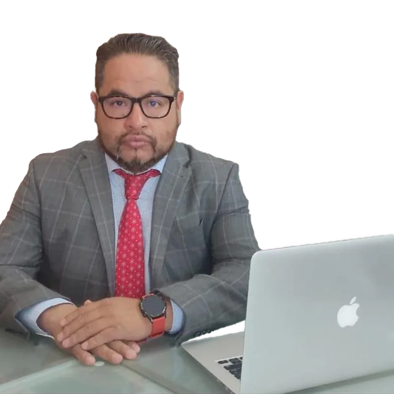 Lic. Hugo Villar Núñez en su escritorio