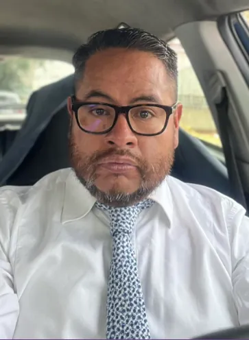 El Lic. Hugo Villar en el despacho