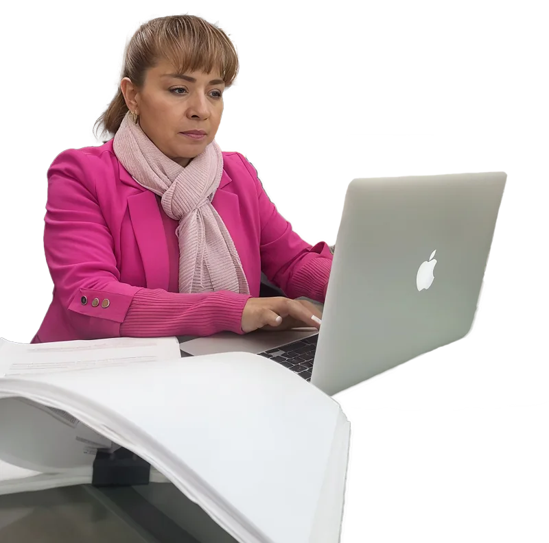 Mtra. Maricela Núñez Molina trabajando en su computadora